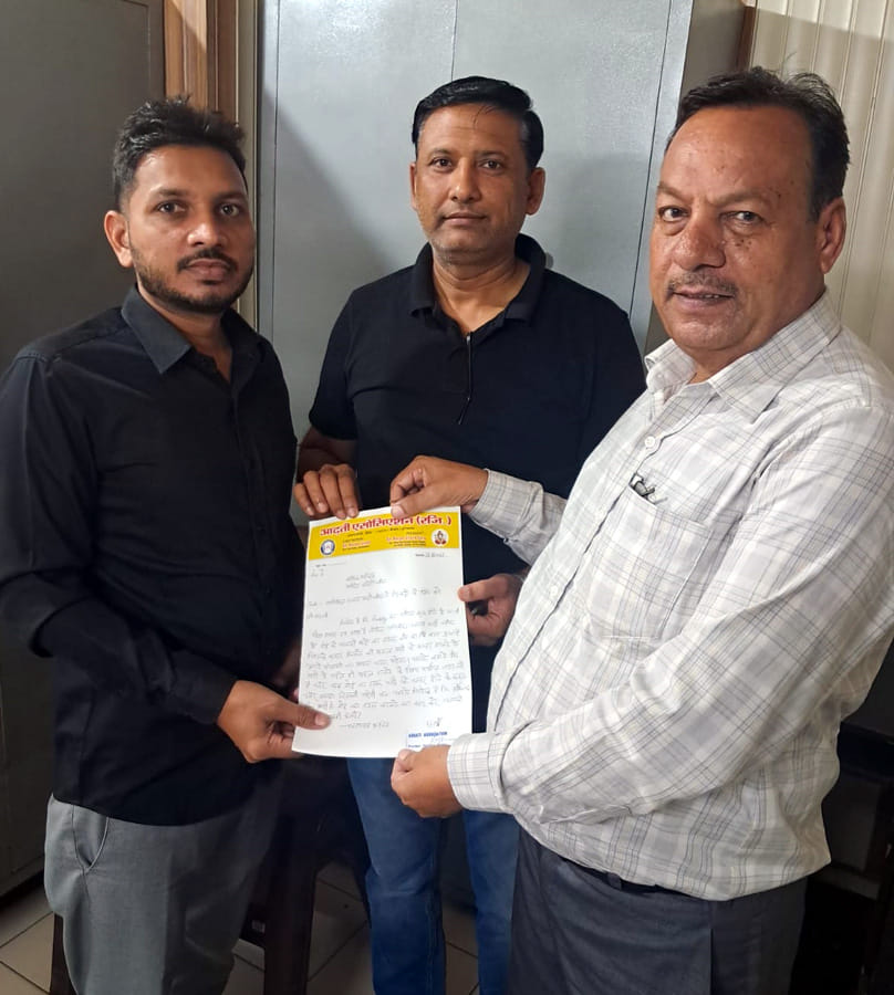 मार्केट कमेटी के अधिकारियों को लिखित शिकायत देते हुए राजकुमार जाखौली। विज्ञप्ति