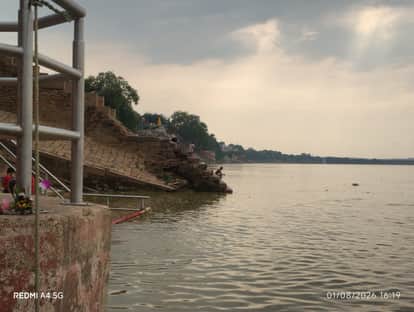 नगर के बरियाघाट से लिया गया गंगा में बाढ़ का दृश्य।-संवाद।