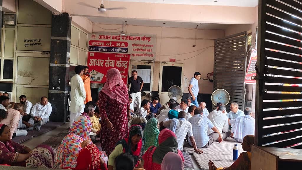 600 sanitation workers go on strike; 120 tonnes of garbage on the streets.