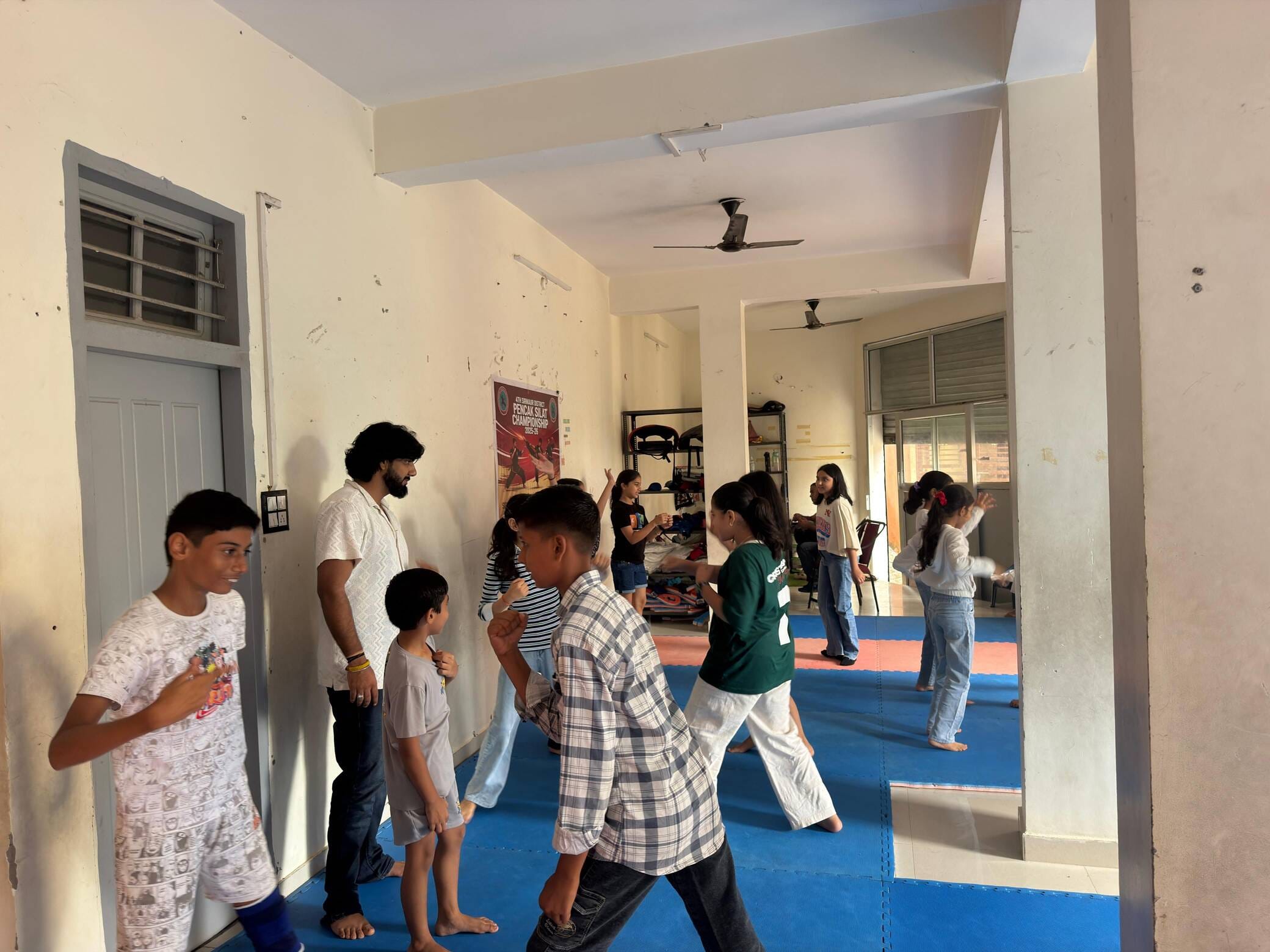नाहन में उम्मीद फाउंडेशन की अभिनय कार्यशाला में विद्यार्थी। संवाद