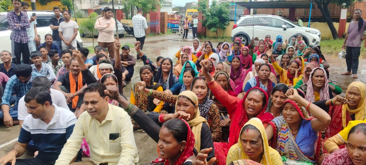 Udham Singh Nagar News: ग्रामीण क्षेत्रों में खुलेआम स्मैक बिक्री के विरोध में कोतवाली घेरी, प्रदर्शन