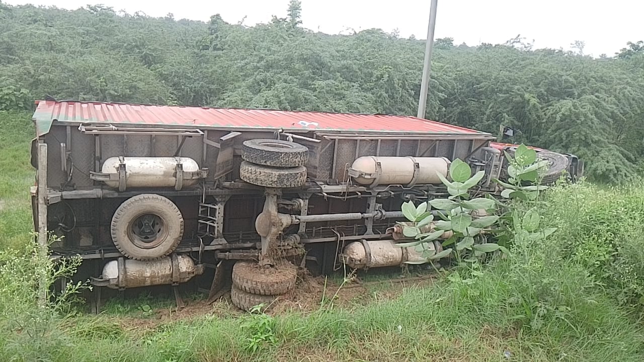 नेशनल हाईवे पर अनियंत्रित होकर पलटा कंटेनर। संवाद