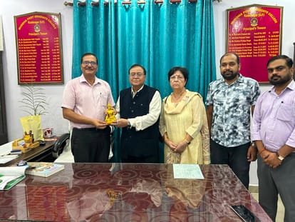 नीति आयोग के सदस्य और डीआरडीओ के पूर्व महानिदेशक डॉ. वीके सारस्वत को सम्मानित करते प्राचार्य प्