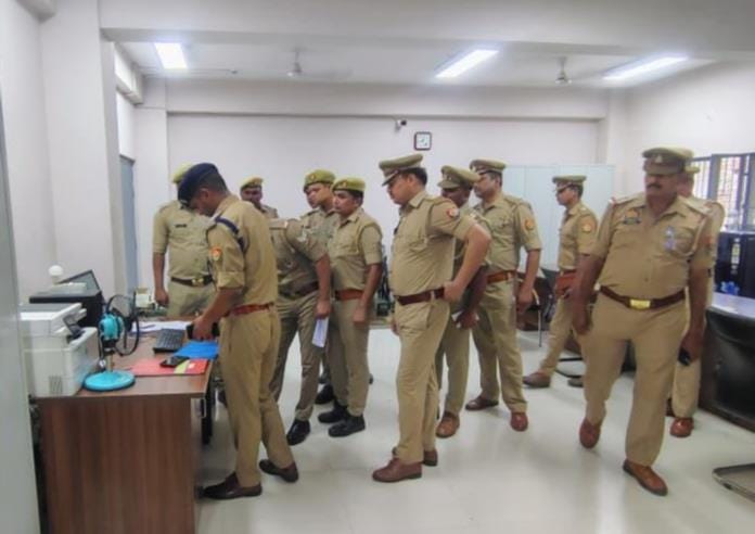 Maintain cleanliness within the police station premises: CO