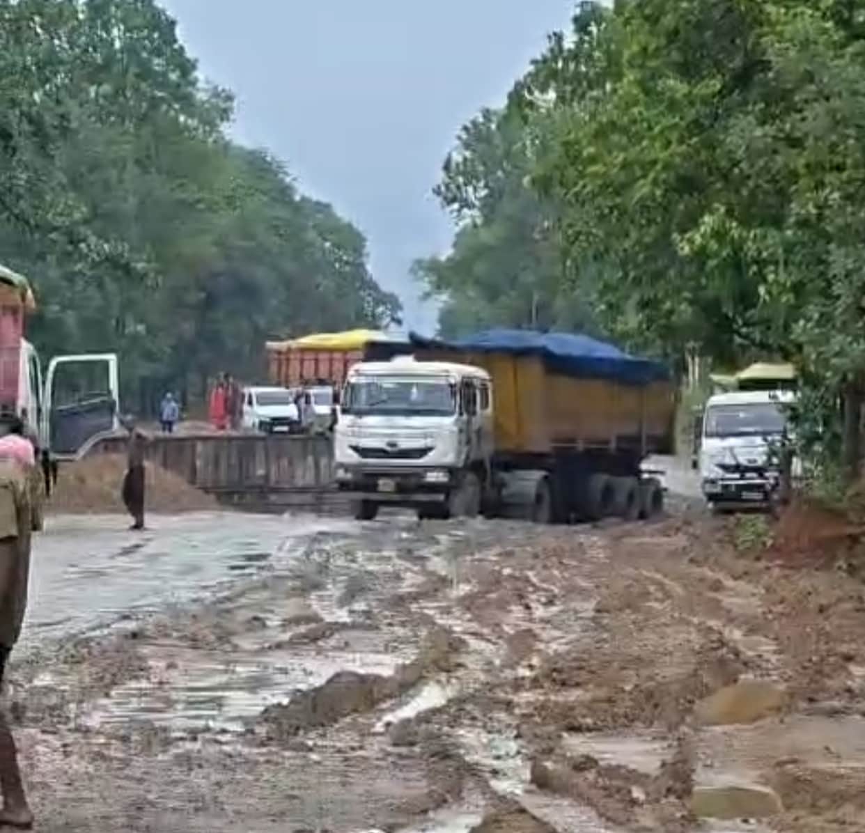 Potholes and construction work on NH-45 have increased the problems, daily traffic jams are seen between Chhat