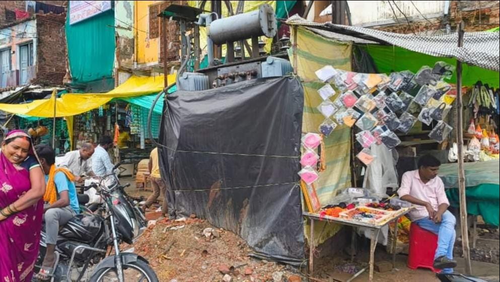 पीडीडीयू नगर के गल्लामंडी के समीप ट्रांसफार्मर के पास सजी दुकानें। संवाद