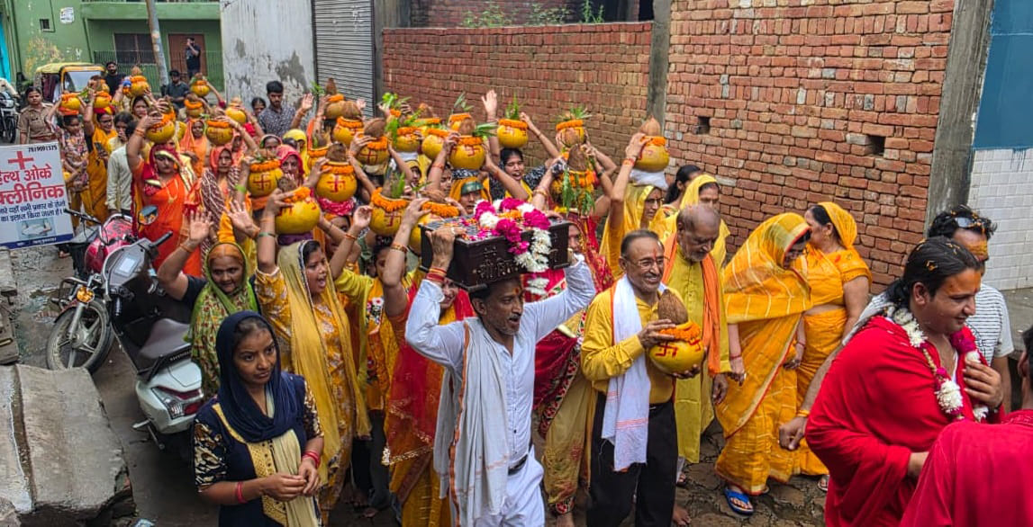 पहासू में आयोजित भागवत कथा से पूर्व कलश यात्रा निकालते श्रद्धालु। संवाद