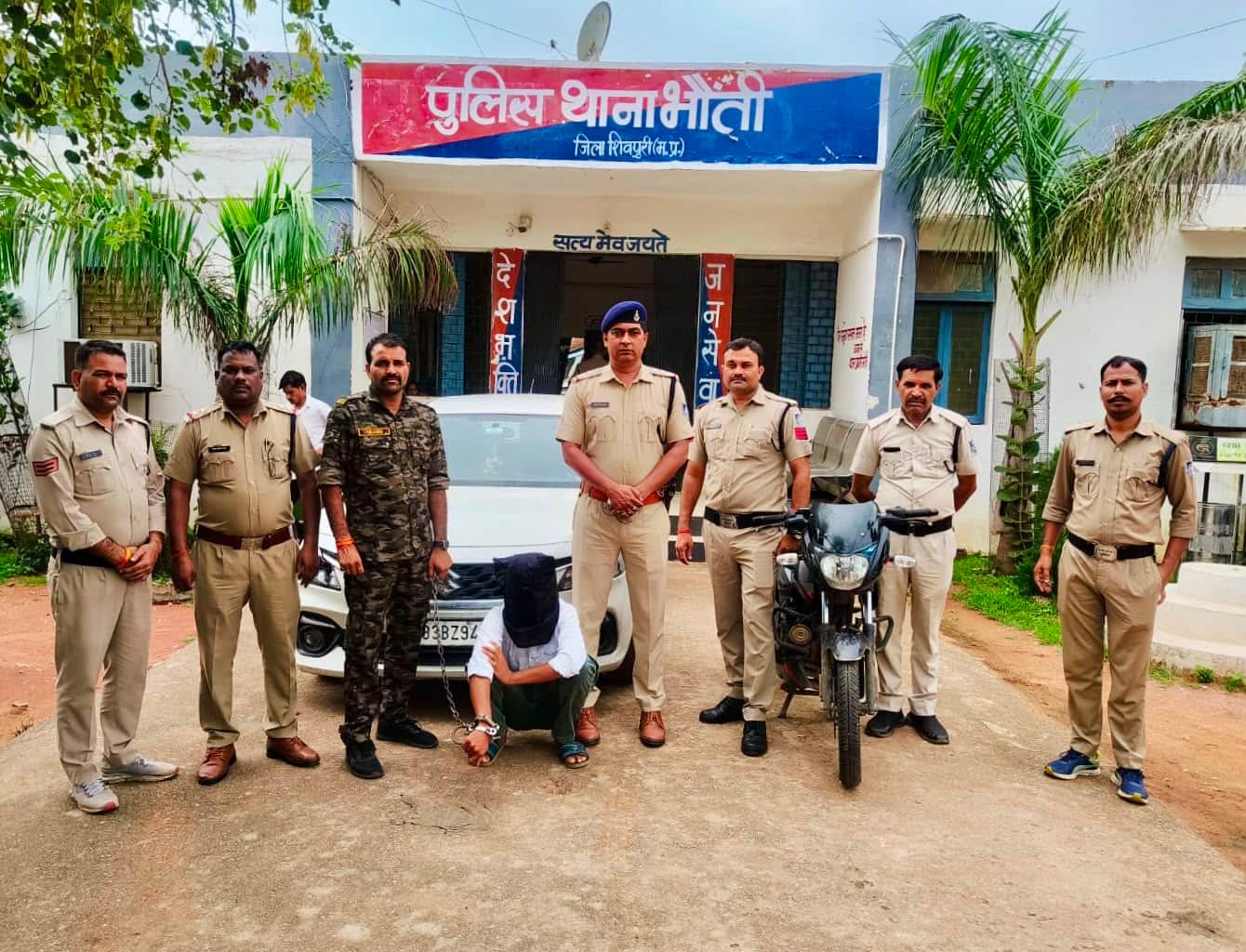 पुलिस ने आरोपी के कब्जे से कार, मोटरसाइकिल और तीन मोबाइल फोन रुपये जब्त किए