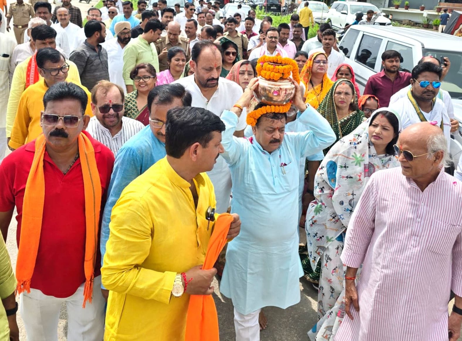 पार्टी कार्यालय से कलश यात्रा निकालते भाजपा जिलाध्यक्ष व अन्य। स्रोत- पार्टी