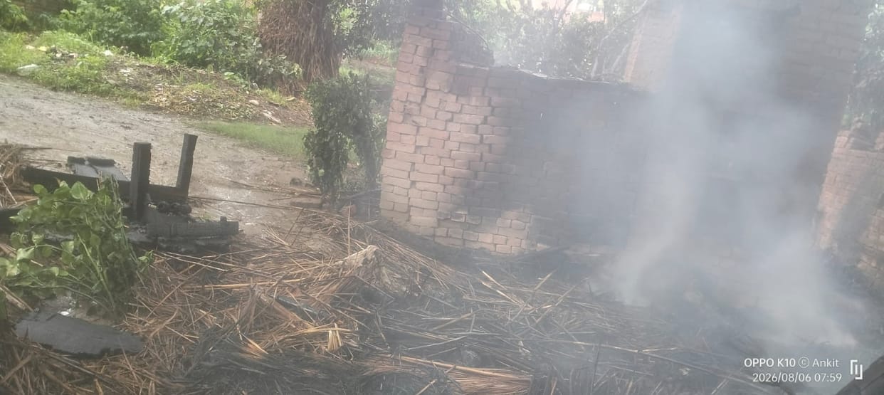 Fire breaks out in hut; belongings reduced to ashes.