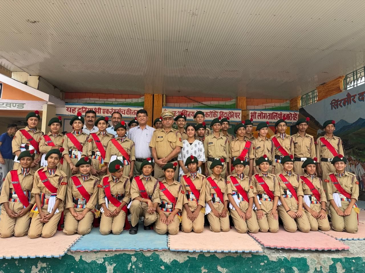 राजगढ़ स्कूल में सम्मानित लोगों के साथ अन्य विद्यार्थी। संवाद