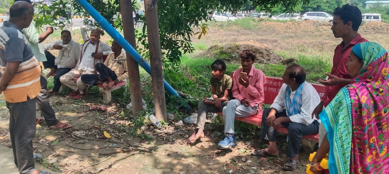 राजकीय मेडिकल कॉलेज सद्दरपुर पोस्टमार्टम हाउस के बाहर मौजूद मृतक के परिजन व अन्य। संवाद