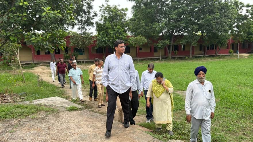 SDM visits Kachhwa school, gets fogging done on the spot.