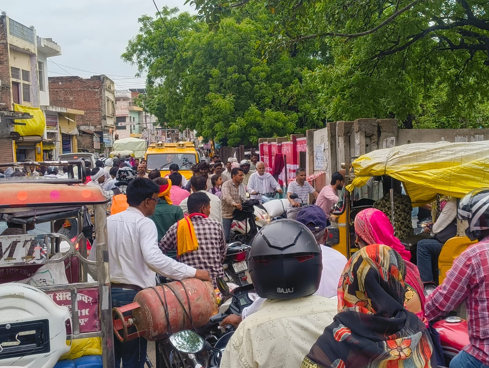 रेलवे क्रॉसिंग पर लगा जाम।संवाद