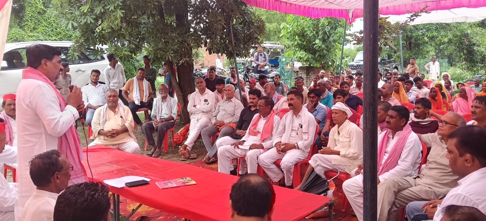 रतनपुरा के भुडसरी में सपा के चौपाल को संबोधित करते डाॅ रामदुलारे राजभर। स्रोत- स्वयं