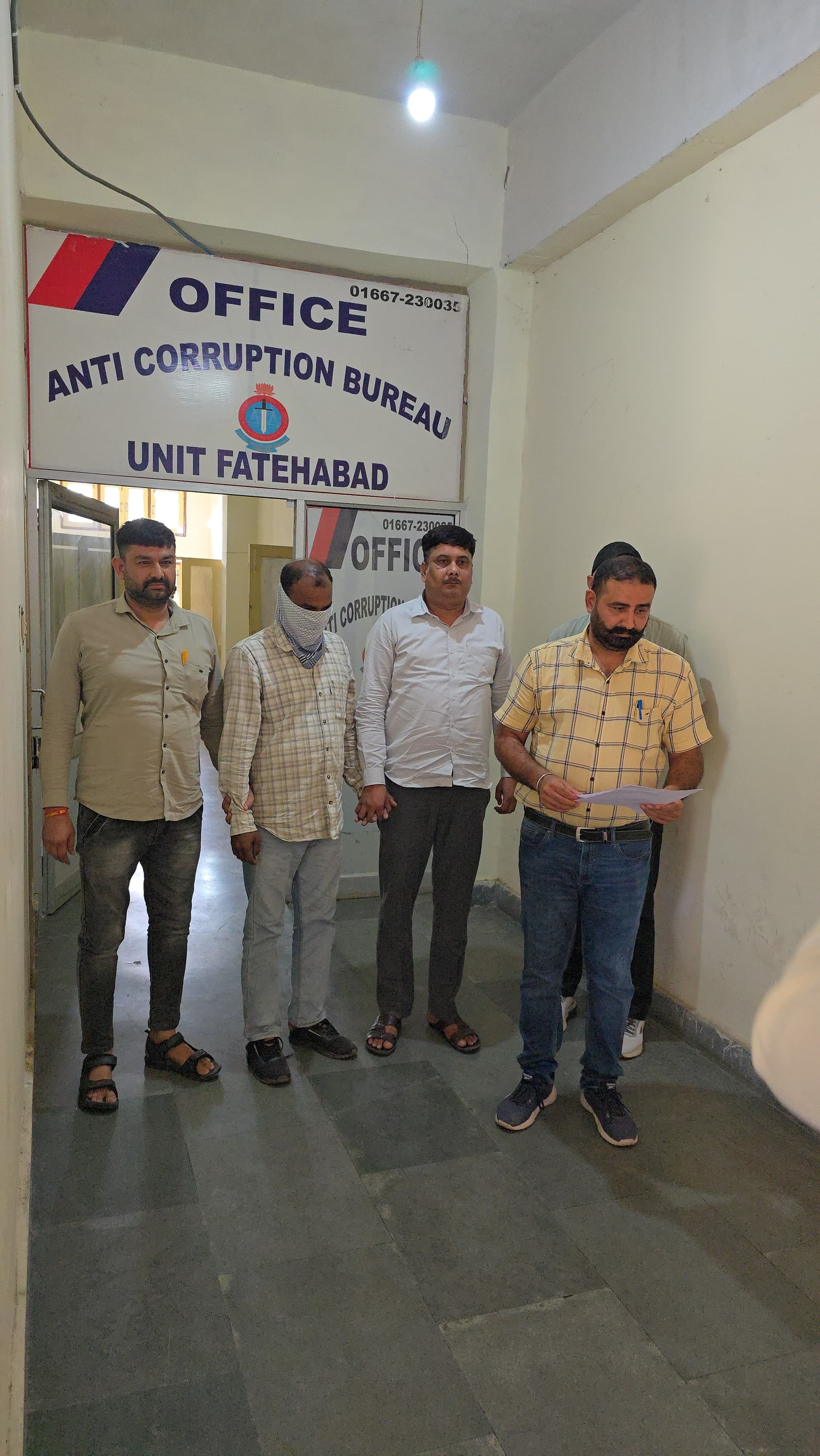 रतिया में रिश्वत लेने के आरोप में पकड़े गए आरोपी लाइनमैन सतपाल सिंह को अदालत में पेश करने ले जा