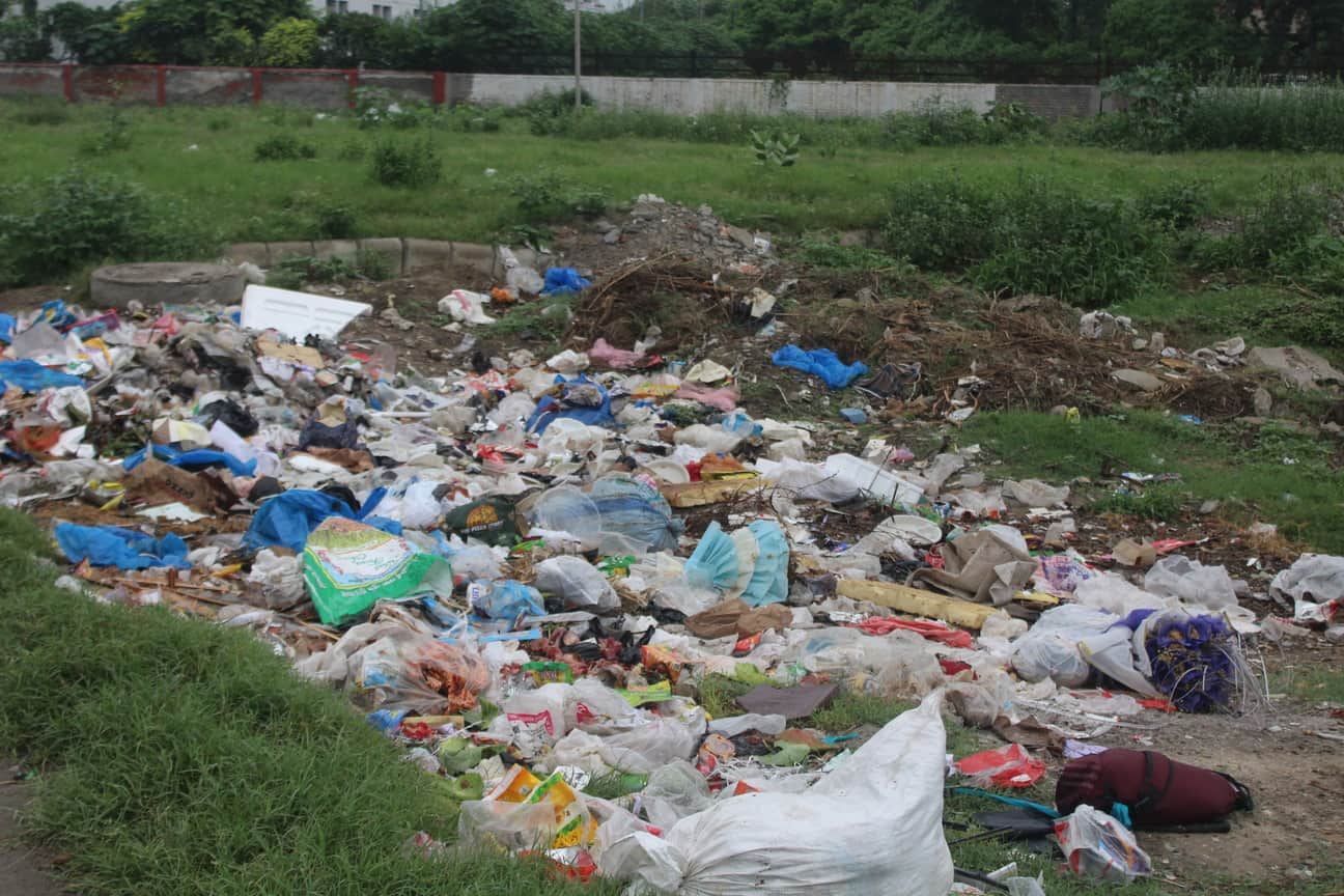 सेक्टर 12 में जमा कूड़ा। संवाद