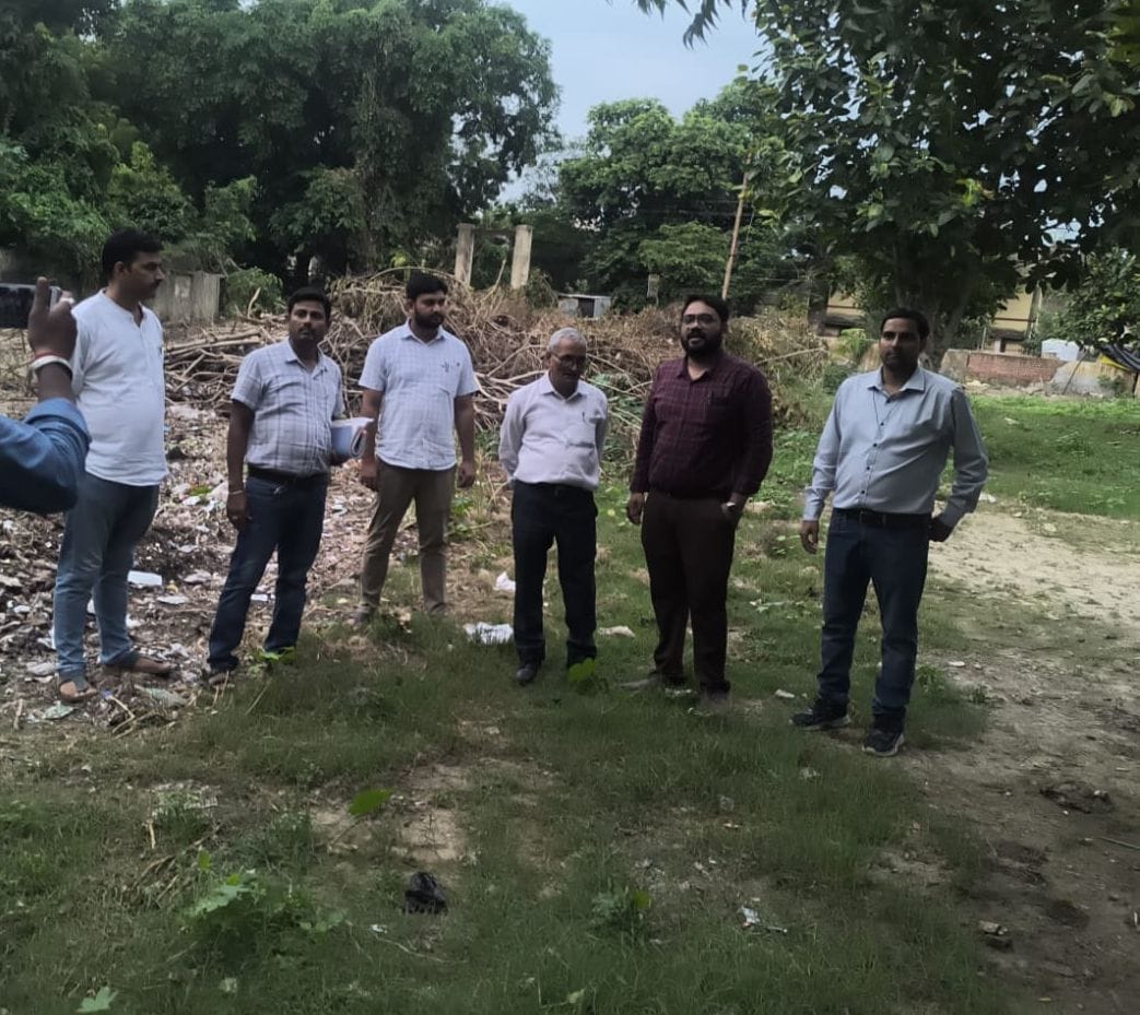 शहर के डिग्री कॉलेज चौराहे स्थित प्रस्तावित विद्युत उपकेंद्र का निरीक्षण करते विभाग की अधिकारी।