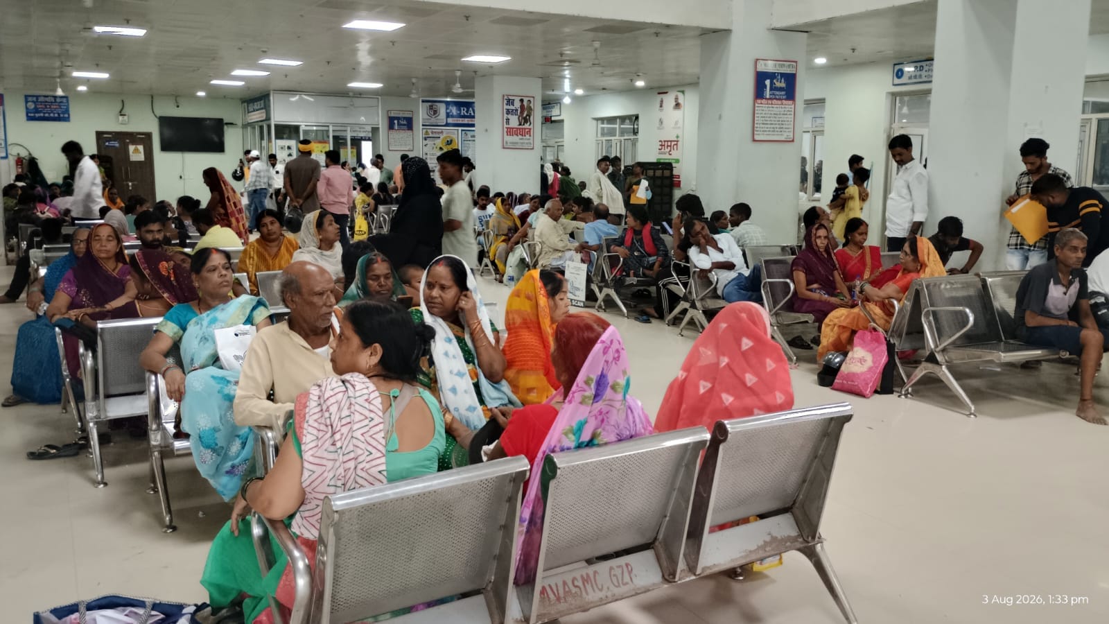 शहर के गोराबाजार स्थित मेडिकल कॉलेज के वेटिंग एरिया में बैठे मरीज व तीमारदार। संवाद