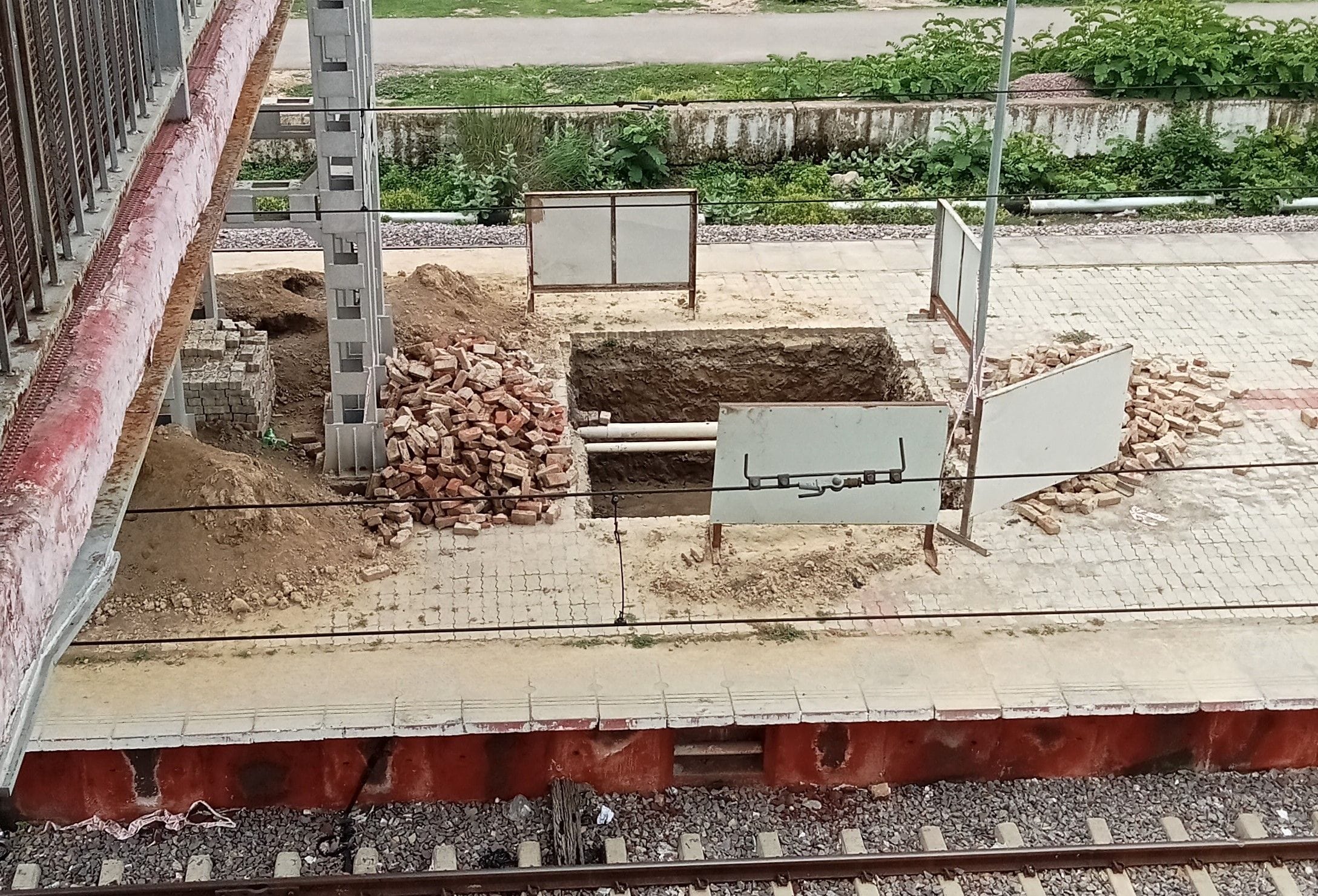 शहर के रेलवे स्टेशन के प्लेटफॉर्म चार पर लिफ्ट के लिए की गई खोदाई।
