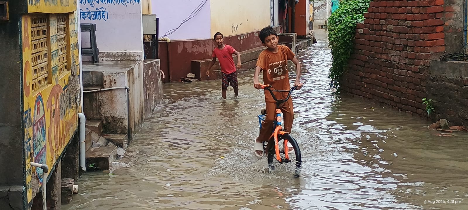 शहर के सकलेनाबाद से मालगोदाम रोड का जाने वाली सड़क पर जल भराव के बीच खेलते बच्चें। संवाद