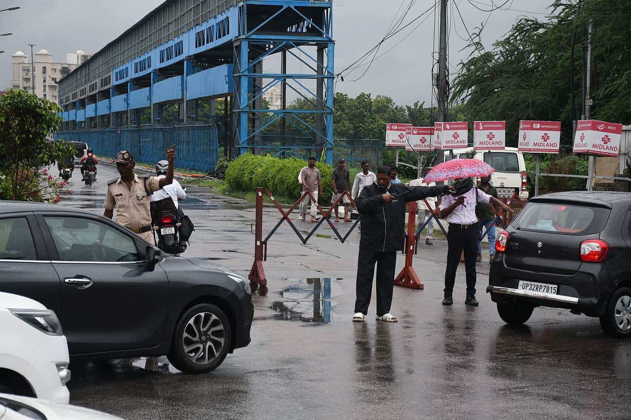 Rain slows down traffic, commuters grapple with jams