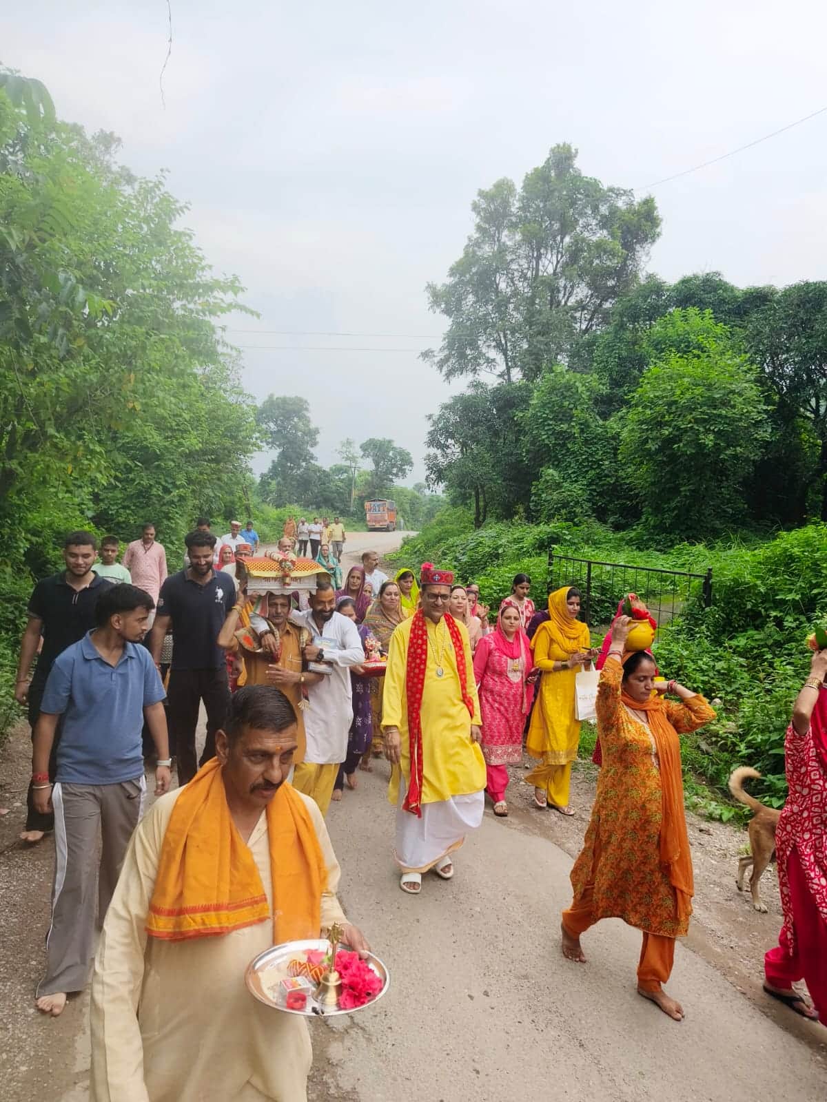 श्री त्रिलोकीनाथ मंदिर में भागवत कथा के शुभारंभ पर निकाली गई कलश यात्रा। संवाद