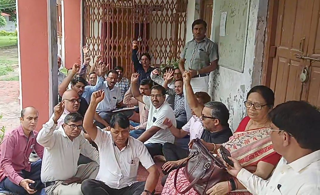 Azamgarh News: शिक्षक संघ ने प्राचार्य कक्ष में की तालाबंदी