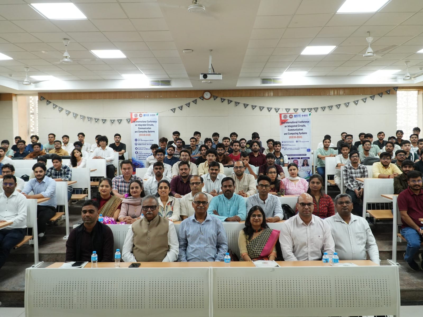 ट्रिपल आईटी में अंतरराष्ट्रीय सम्मेलन के दौरान मौजूद विद्यार्थी व पदाधिकारी।  स्रोत : संस्थान