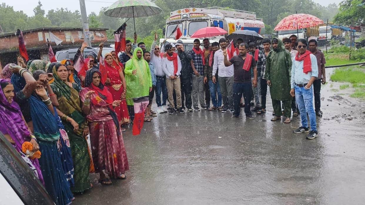 Korba: JCP blockade over dilapidated road and damaged bridge, villagers open front against the administration
