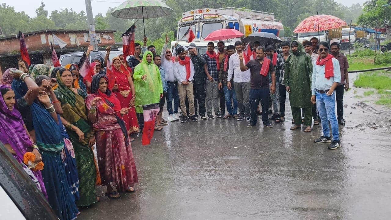 टूटे पुल और जर्जर सड़क को लेकर चक्काजाम