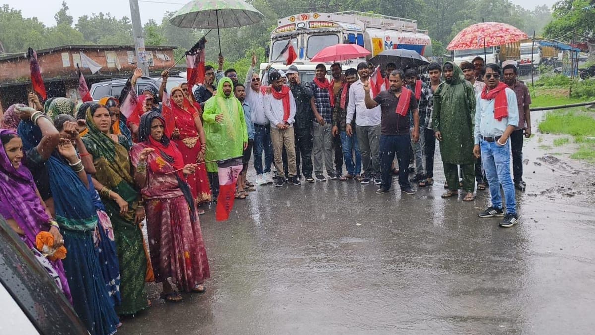 Korba: बदहाल सड़क और क्षतिग्रस्त पुल को लेकर JCP का चक्काजाम, ग्रामीणों ने प्रशासन के खिलाफ खोला मोर्चा