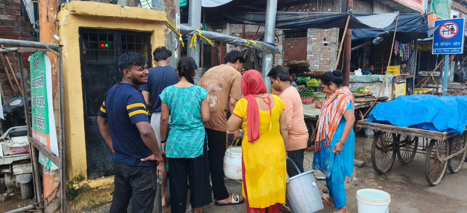 दुबे पड़ाव पर नलकूप से पानी भरने के लिए लगी भीड़।