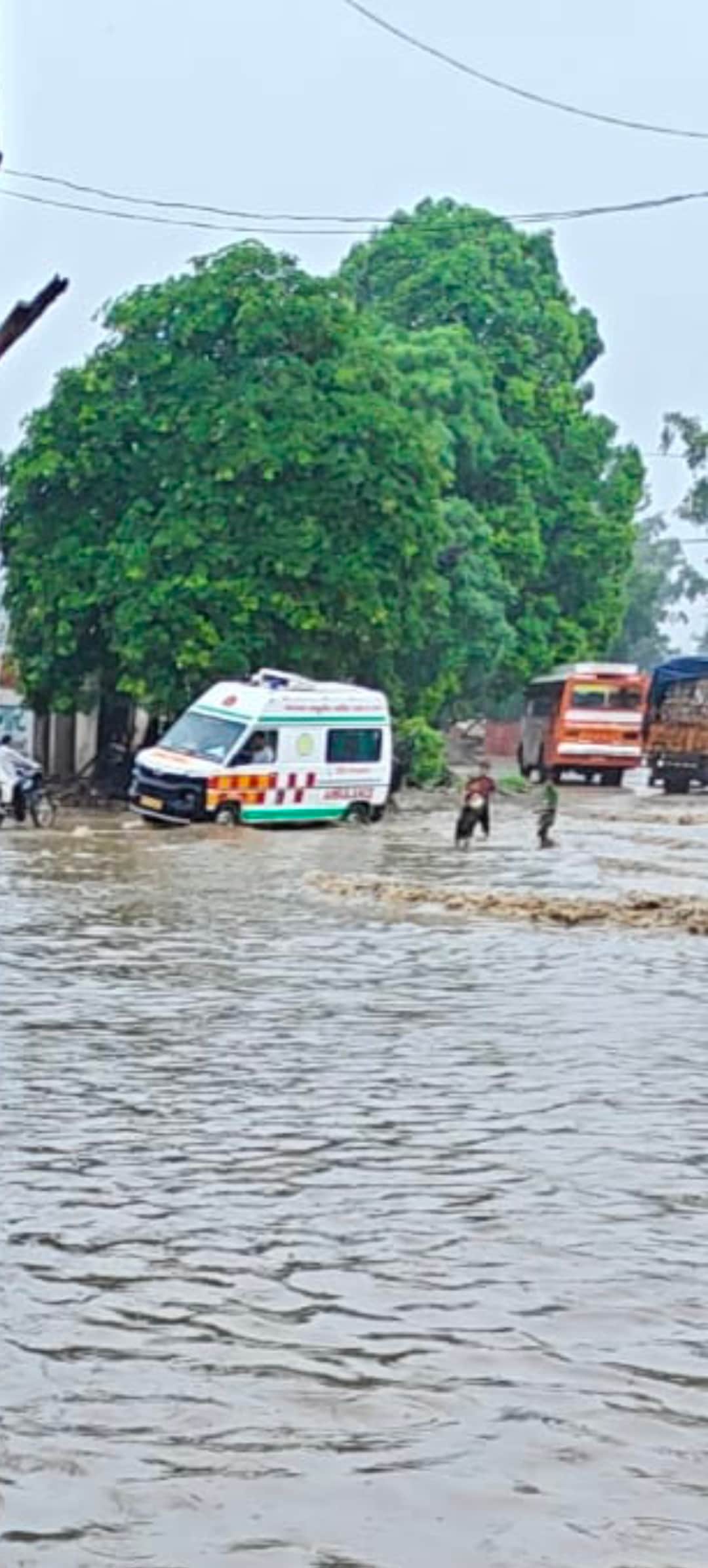 Several feet of water accumulated on the Delhi-Pauri highway due to rain.