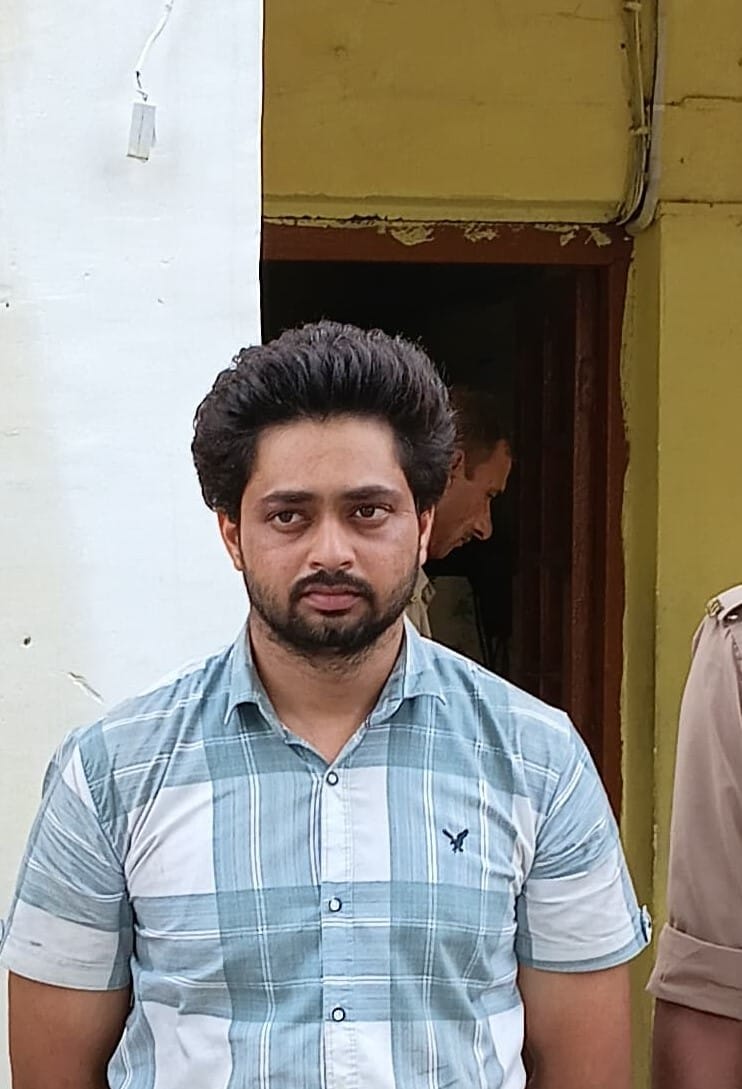 थाने में पुलिस कर्मियों के साथ आरोपी। स्रोत: पुलिस