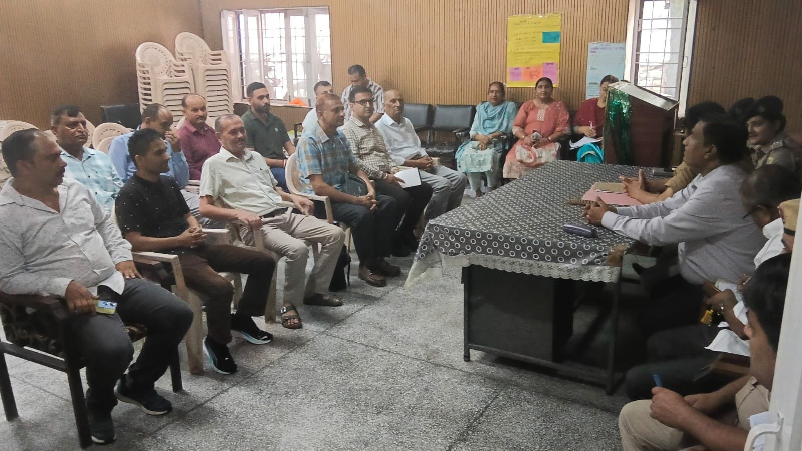ददाहू में स्वतंत्रता दिवस समारोह की तैयारियों को लेकर बुलाई बैठक के दौरान अधिकारी व अन्य लोग। स