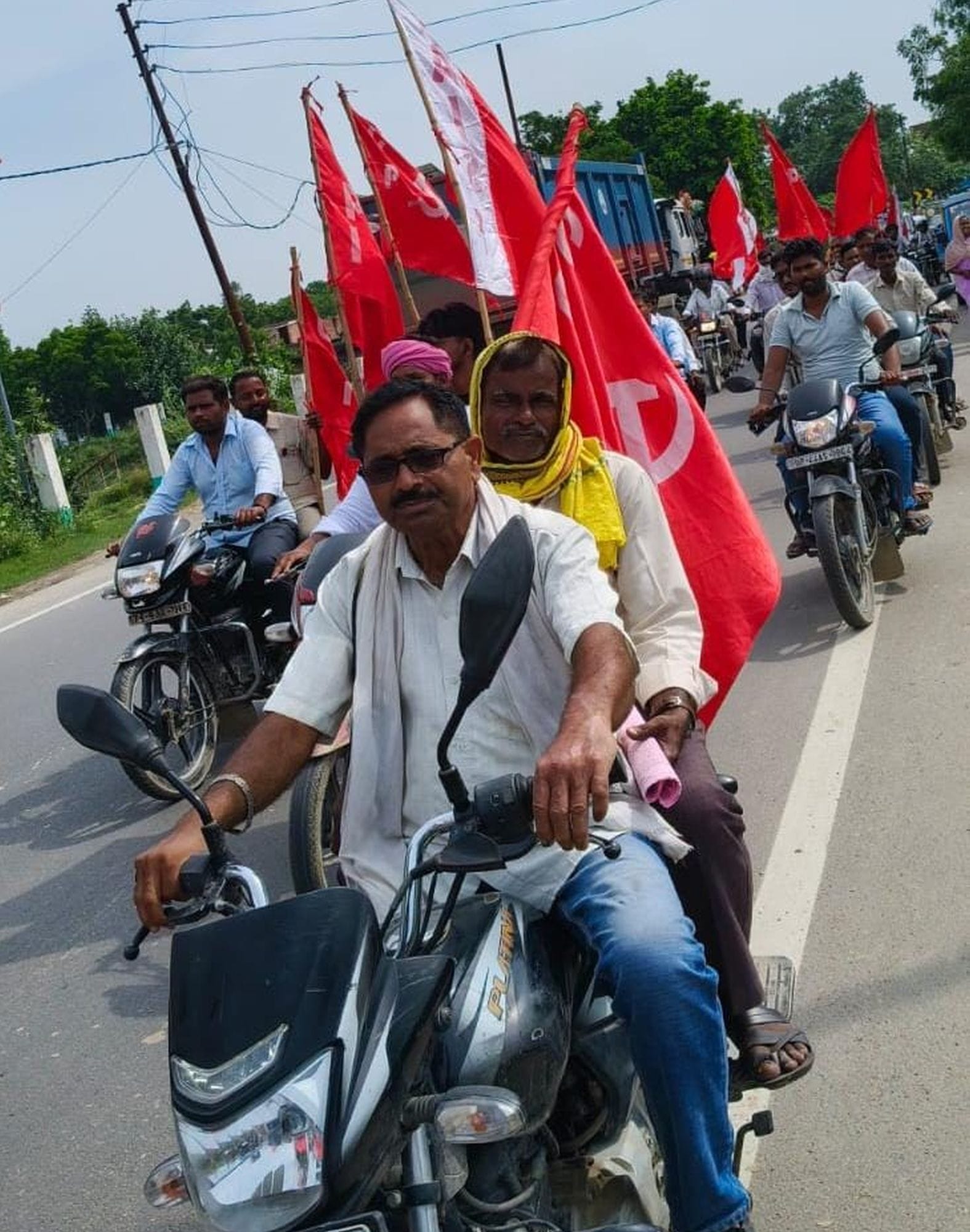 धम्मौर में बाइक रैली निकालते भारतीय कम्युनिष्ट पार्टी के कार्यकर्ता। संवाद