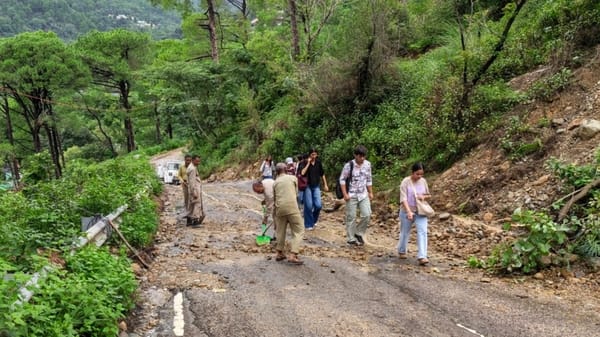 Kangra News: भूस्खलन से धर्मशाला-सुधेड़ सड़क हुई बंद, 11 बजे आवाजाही बहाल
