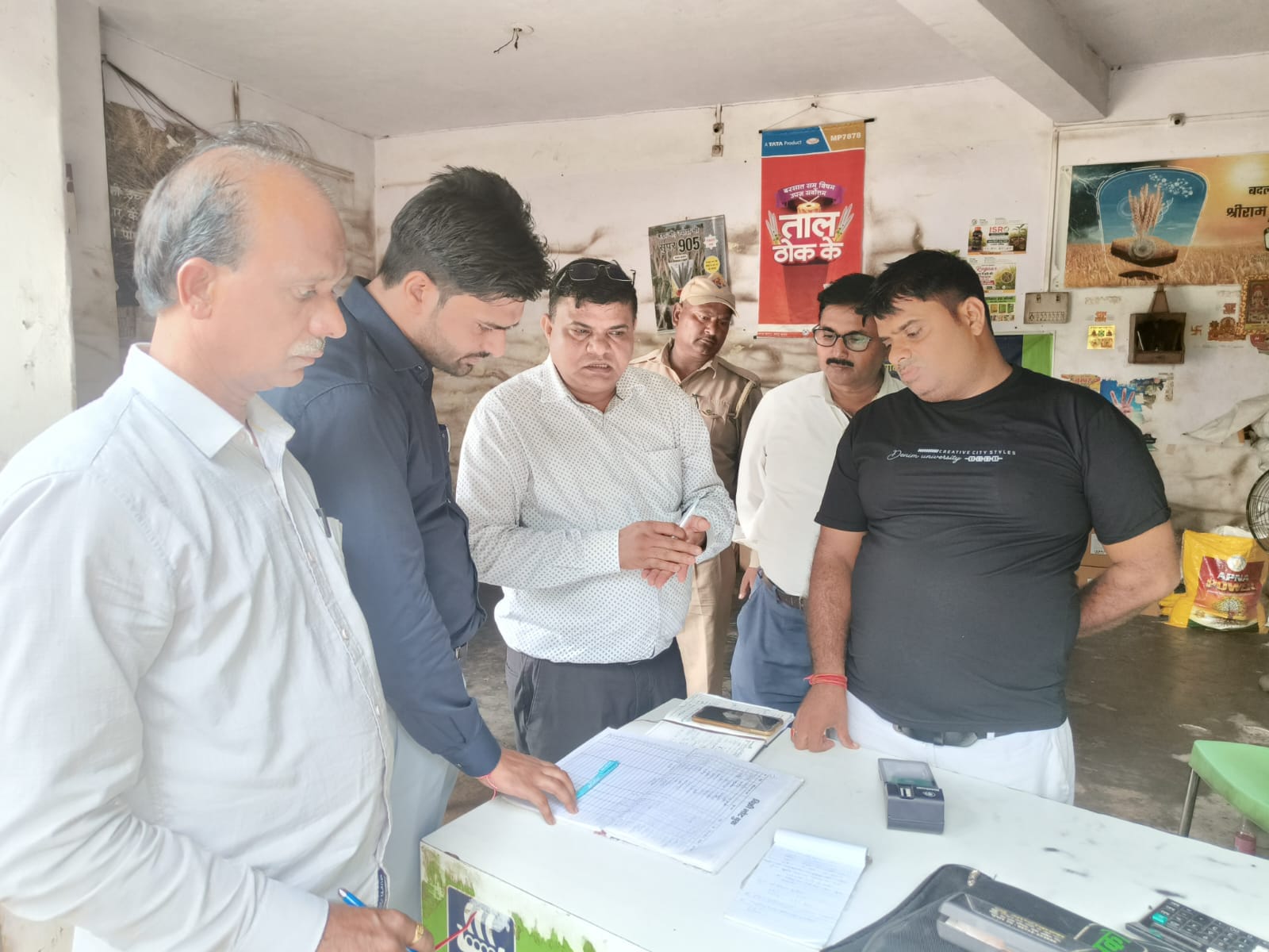 उर्वरक की दुकान पर निरीक्षण करते जिला कृषि अधिकारी डॉ. मनवीर सिंह। स्रोत सूचना विभाग