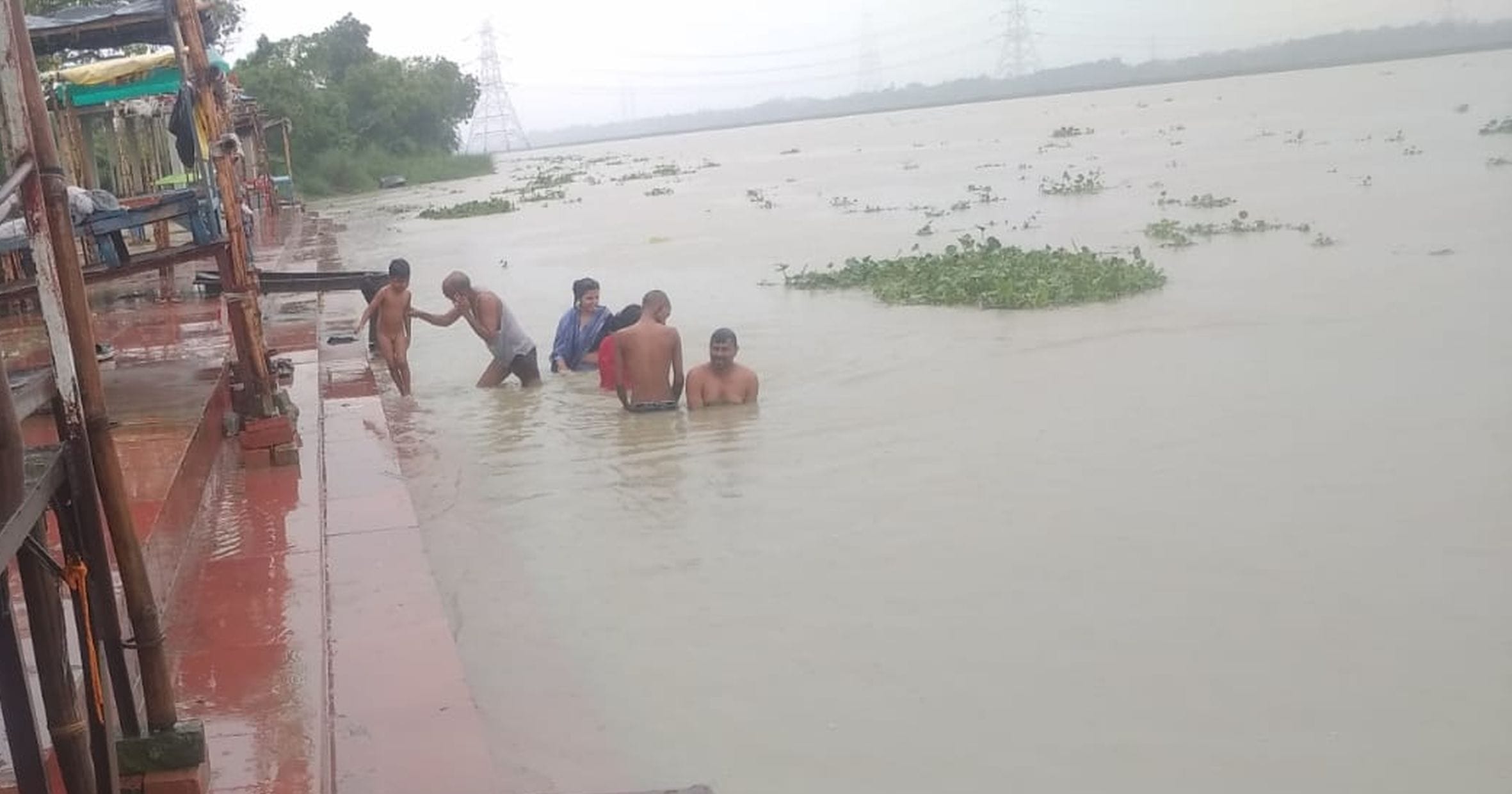 ऊंचाहार के गोकना घाट पर गंगा नदी में बढ़े जलस्तर से डूबी सीढि़यां।
