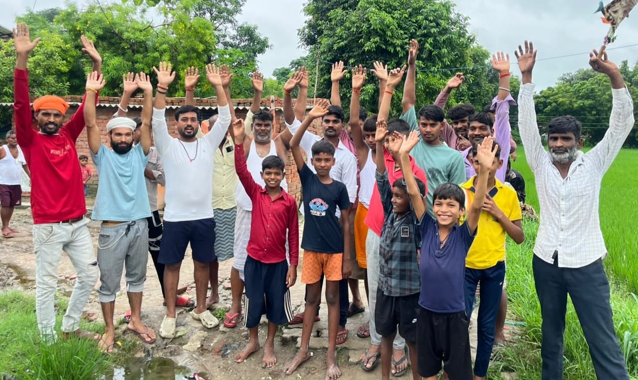विजयीपुर बिंद बस्ती में प्रदर्शन करते ग्रामीण। स्रोत संगठन
