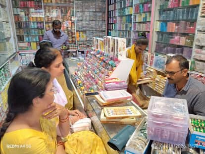 वासलीगंज स्थित एक दुकान से हरी चूड़ियां खरीदारी में जुटी महलाएं।- संवाद।