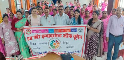 विश्व स्तनपान सप्ताह पर  सीखड़ में आयोजित जागरूकता कार्यक्रम के दौरान मौजूद लोग।- सोशल मीडिया।