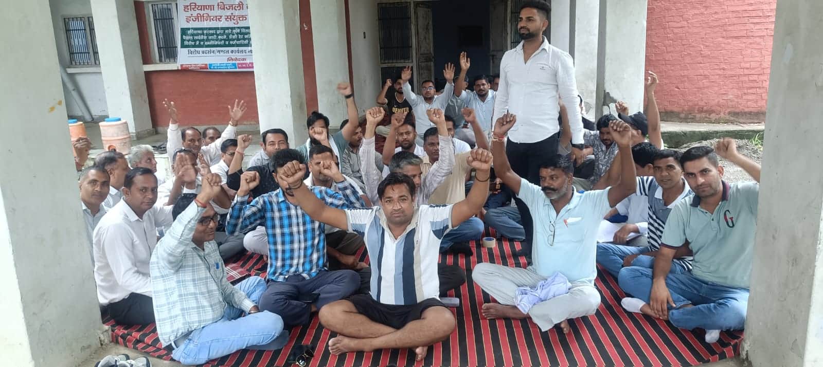व्यासपुर में सरकार के खिलाफ नारेबाजी करते बिजली कर्मचारी। प्रवक्ता