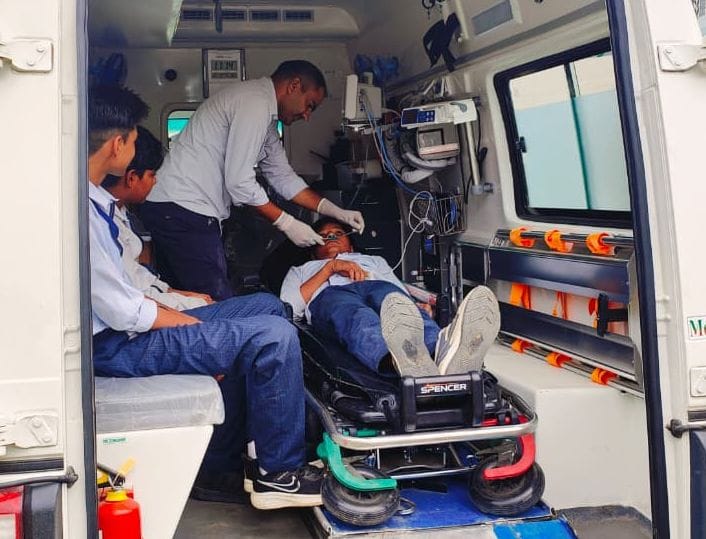 05जेएनडी06: मॉक डि्रल के दौरान घायल को उपचार के लिए एंबुलेंस में लेकर जाते हुए। स्रोत: प्रशासन