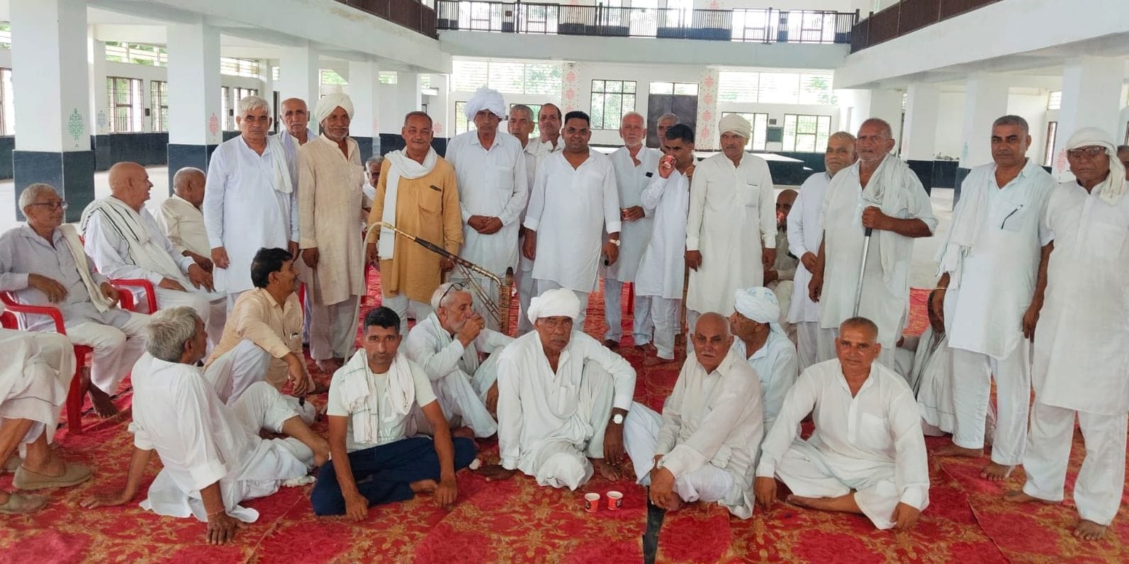 07जेएनडी09: सर्वजातीय 28 कंडेला खाप की बैठक में मौजूद खाप के पदाधिकारी। स्रोत: खाप