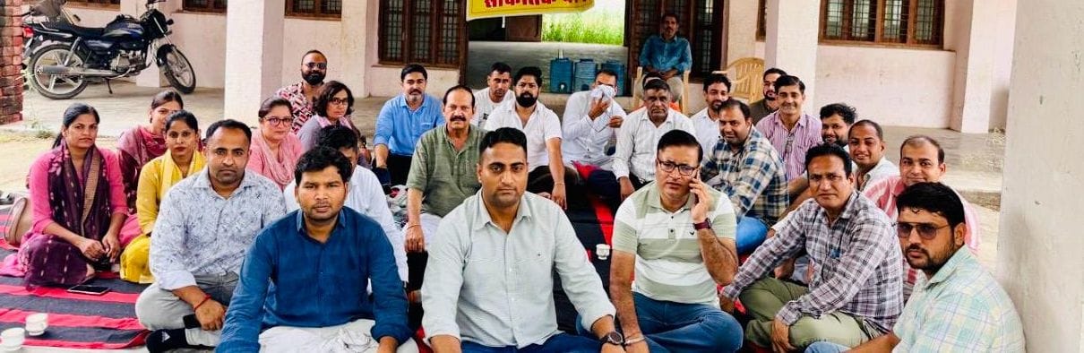 07जेएनडी23: धरने पर बैठे पटवारी। स्रोत : पटवारी