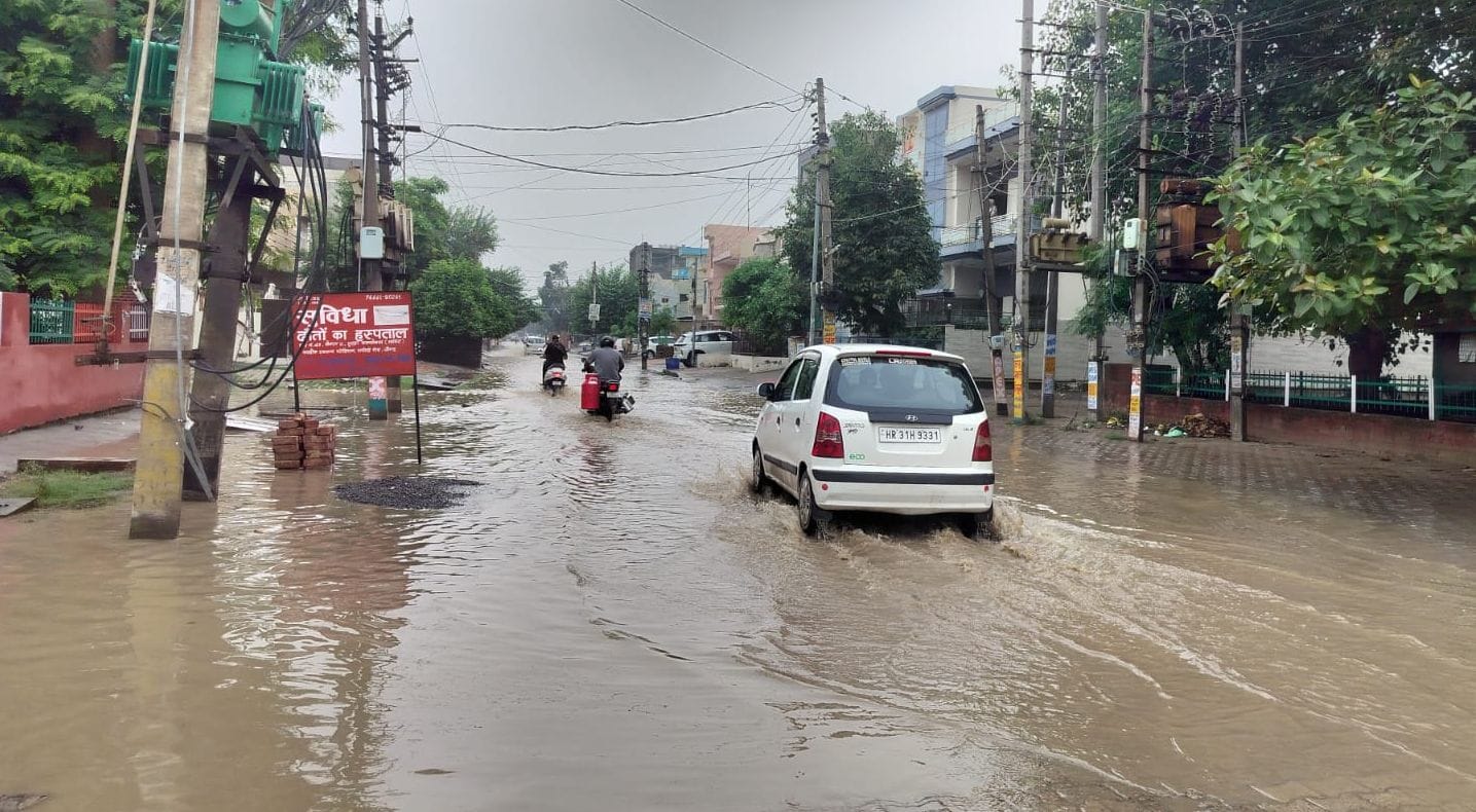 08जेएनडी09, 10: अर्बन इस्टेट से विजय नगर की तरफ जाने वाले मुख्य मार्ग पर शनिवार को सुबह साढ़े द