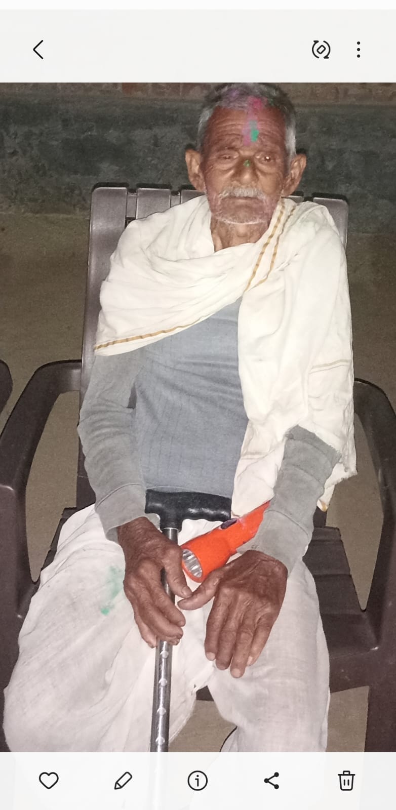 98 साल के राम समुझ ओझा की फोटो।