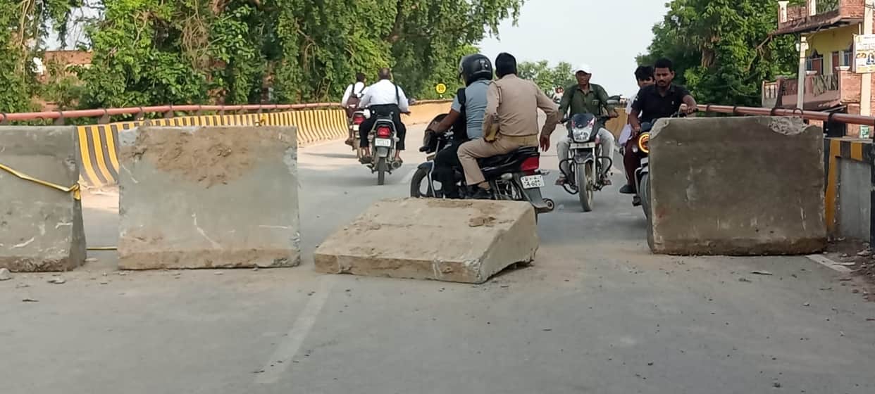 Movement of heavy vehicles suspended until tomorrow; construction work begins on the damaged approach road of Aamghat Bridge.